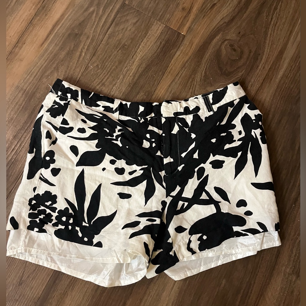 Carmen Marc Valvo Black And White Floral Shorts Size 10 -